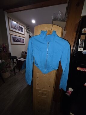 Vibrant Blue Cropped Zip-Up Jacket And Blue Sweatpants
